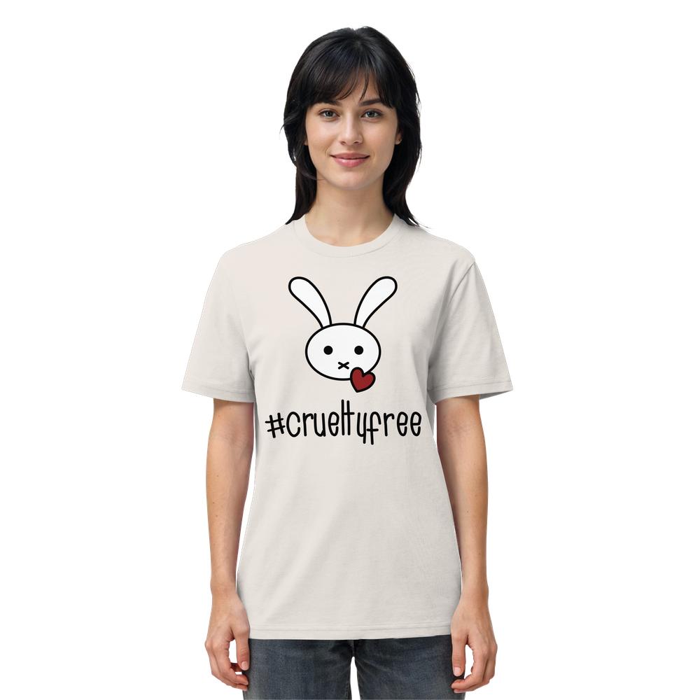 Person trägt das Vegan und Bio Unisex Shirt: Crueltyfree Bunny BIG mit Cartoon-Hasen und Herz, aus 100 % Bio-Baumwolle, betont vegane und tierschutzfreundliche Werte.