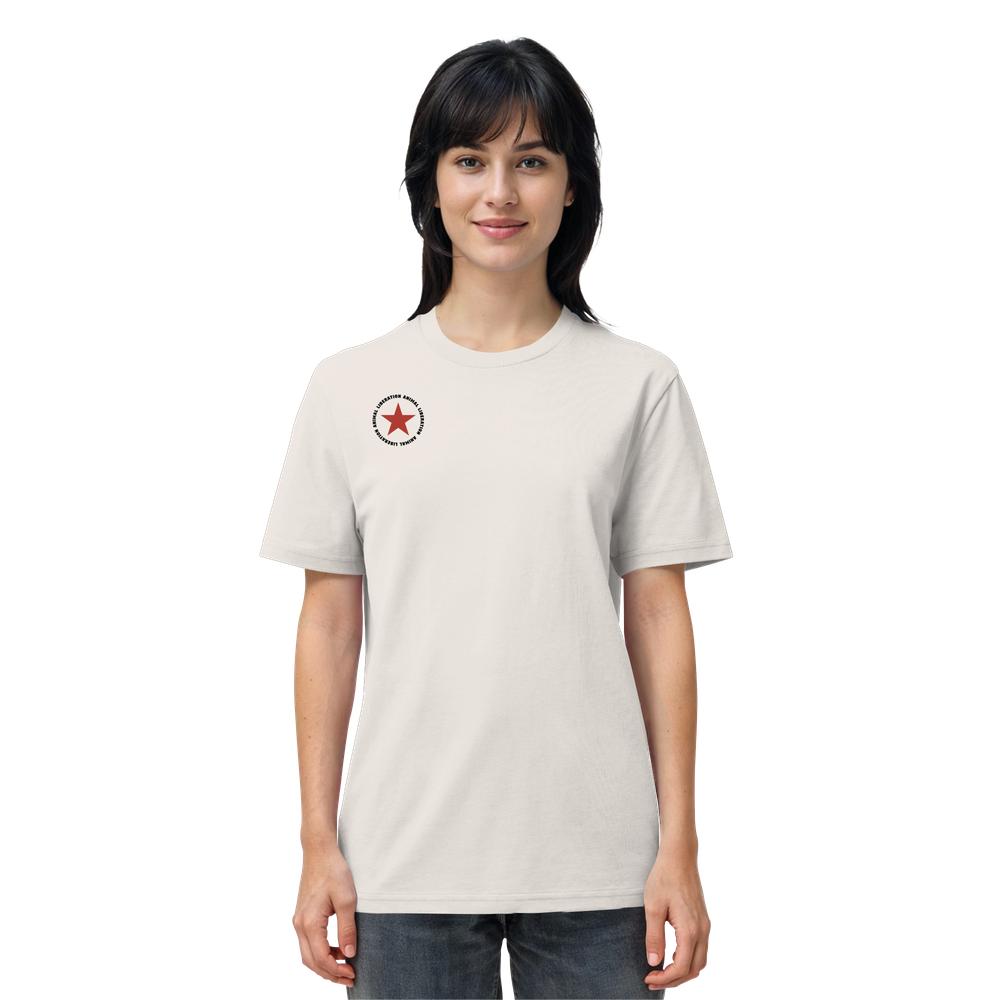 Frau trägt ein Vegan und Bio Unisex Shirt: Red Star - Animal Liberation mit kleinem roten Stern-Logo auf der Brust, aus 100 % Bio-Baumwolle, designed von RUDE REBEL.