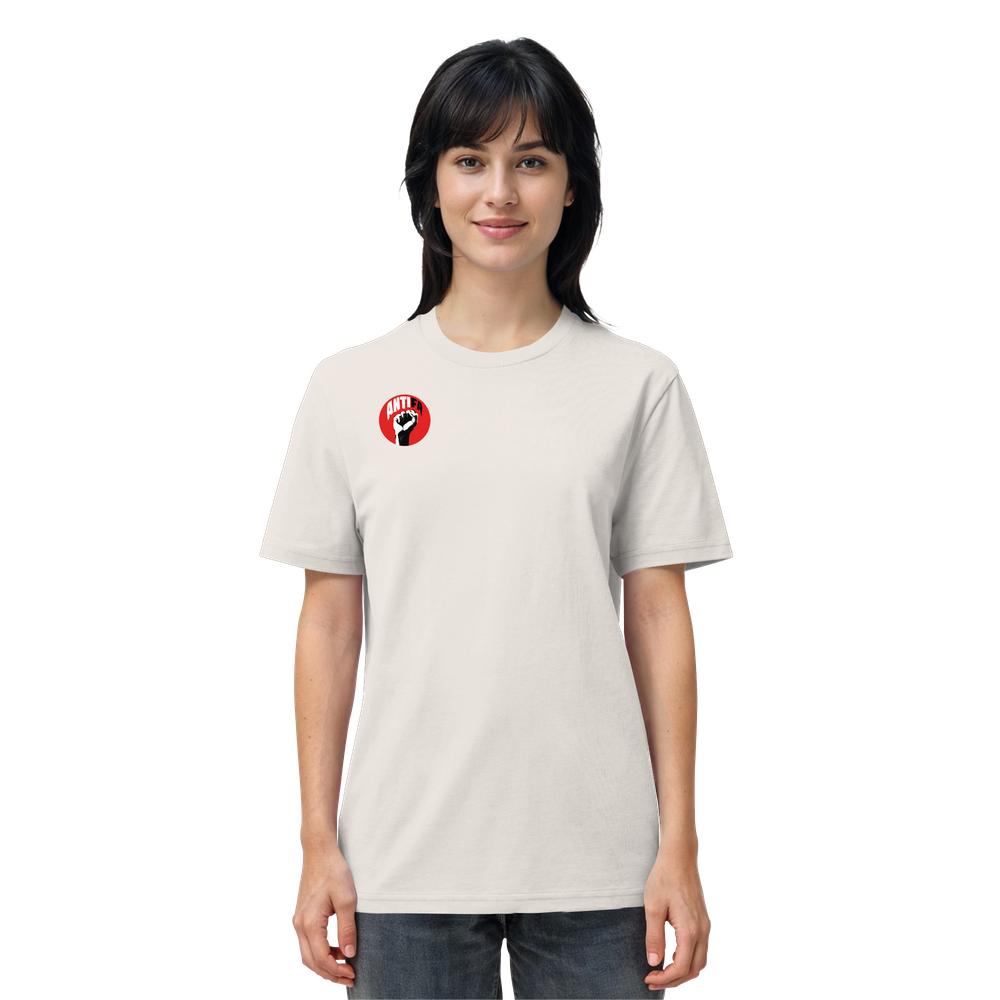 Junge Frau trägt ein Vegan und Bio Unisex Shirt: Antifa - Gemeinsam gegen Rechts mit rotem Emblem auf der Brust, symbolisiert Widerstand gegen Hass.