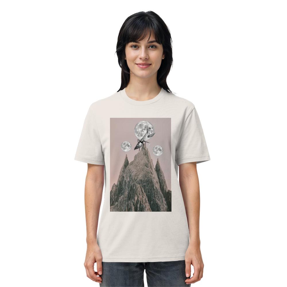 Vegan und Bio Unisex Shirt: Gottesanbeterin – Modell trägt hellbeiges T-Shirt mit surrealem Design: Berggipfel, betende Gottesanbeterin, drei Monde. Bio-Baumwolle, normale Passform.