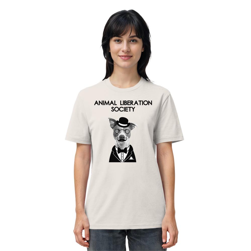 Person trägt das Vegan und Bio Unisex Shirt: Mr. Dog - Animal Liberation Society, bedruckt mit einem stilisierten Hund im Anzug, passend zur ethischen Mode von RUDE REBEL.