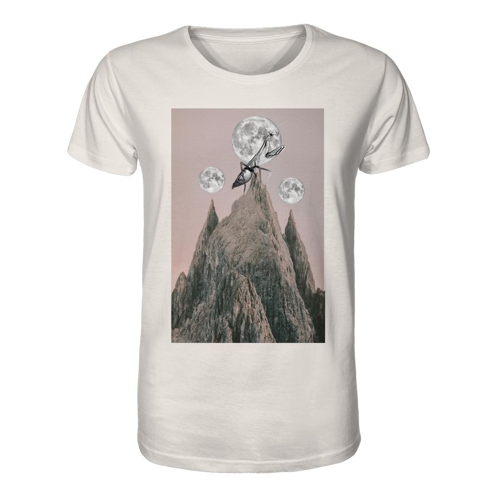Veganes und Bio Unisex Shirt: Gottesanbeterin mit surrealem Grafikdruck eines Berggipfels, großer Gottesanbeterin und drei Vollmonden auf pastellfarbenem Hintergrund. Aus 100% Bio-Baumwolle.