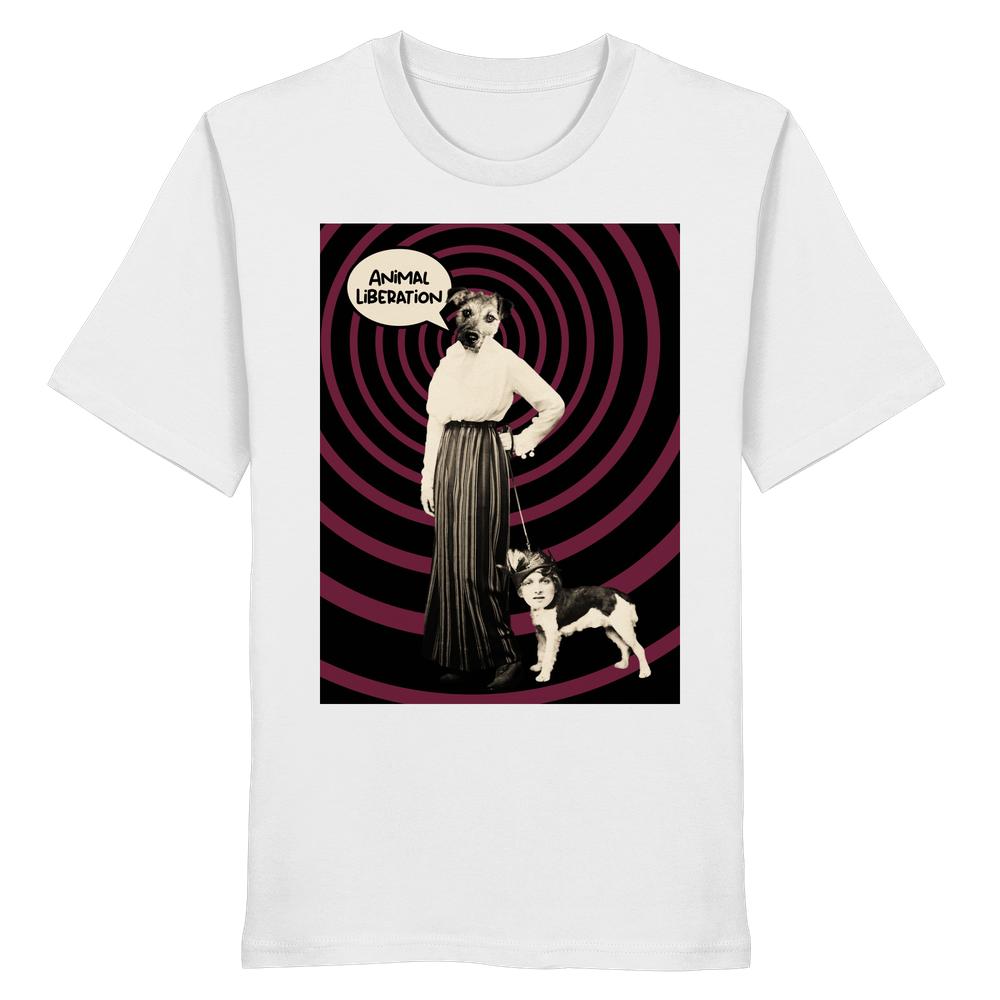 Weißes Bio-T-Shirt mit surrealem Print: Edwardianische Figur mit Hundekopf hält menschlich-köpfigen Hund an Leine, vor hypnotischem Hintergrund. Statement ANIMAL LIBERATION für Tierrechte.