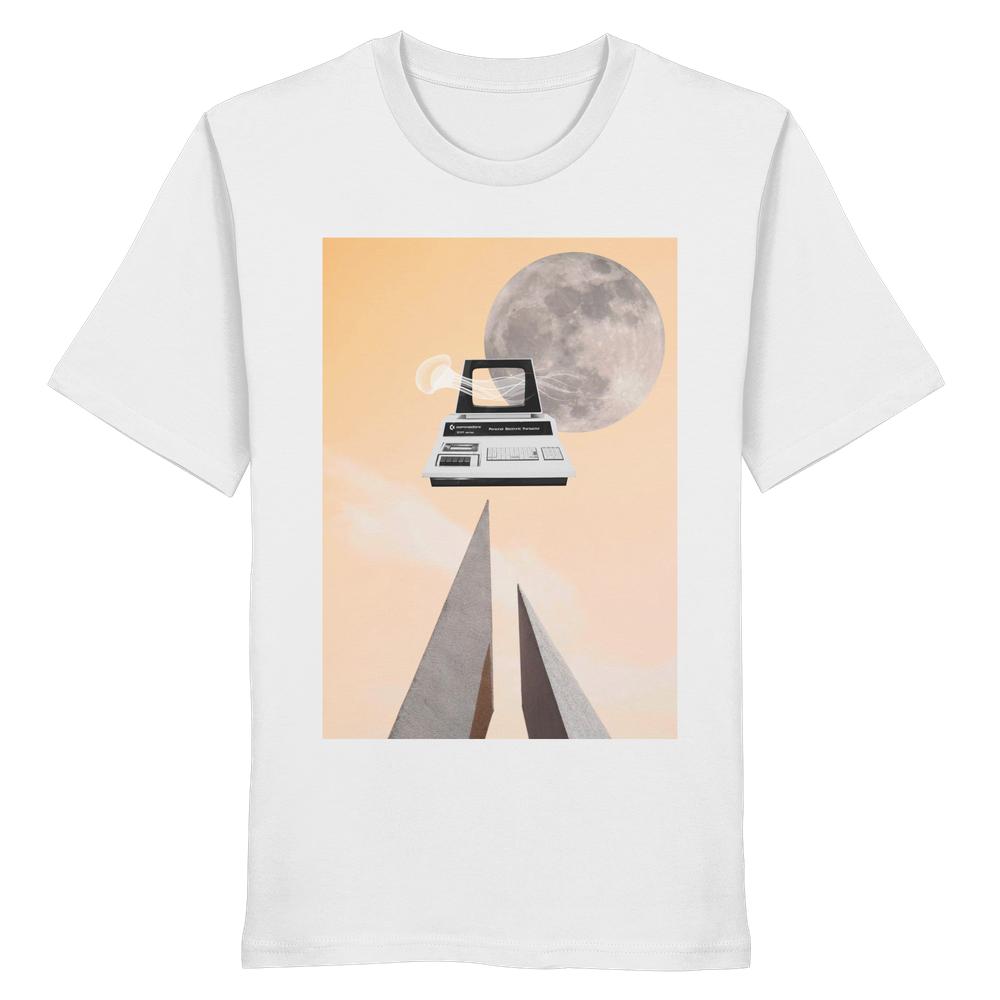Vegan und Bio Unisex Shirt: Retro Nerd zeigt surrealen Retro-Futurismus mit Mond und PC über futuristischen Säulen, symbolisiert Technik und Natur.