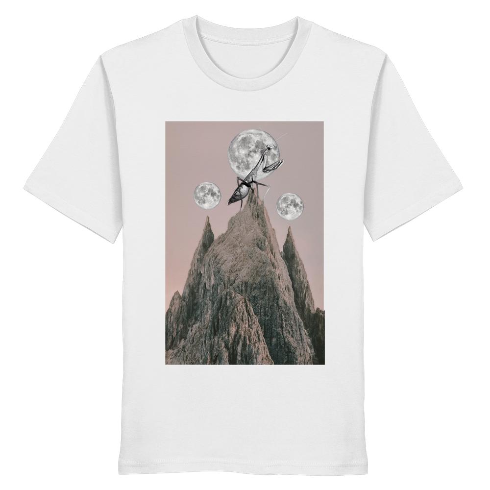 Vegan und Bio Unisex Shirt: Gottesanbeterin mit surrealem Berg-Kollage-Print und drei Monden, symbolisiert Naturschutz auf Bio-Baumwolle von RUDE REBEL.