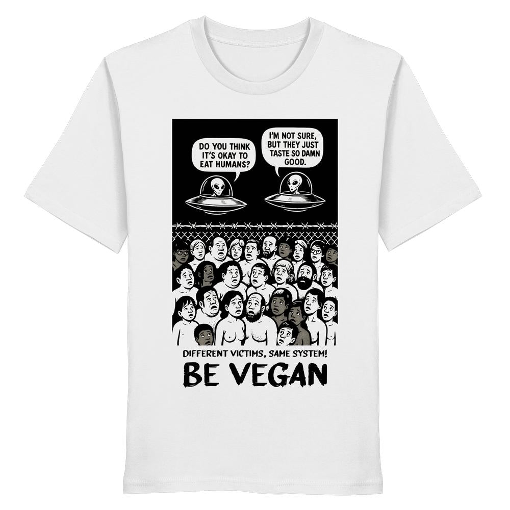 Weißes Bio-T-Shirt mit Cartoon zweier Aliens in Untertassen, die über Menschen essen diskutieren. Slogan „Different victims, same system! BE VEGAN!“ von RUDE REBEL.