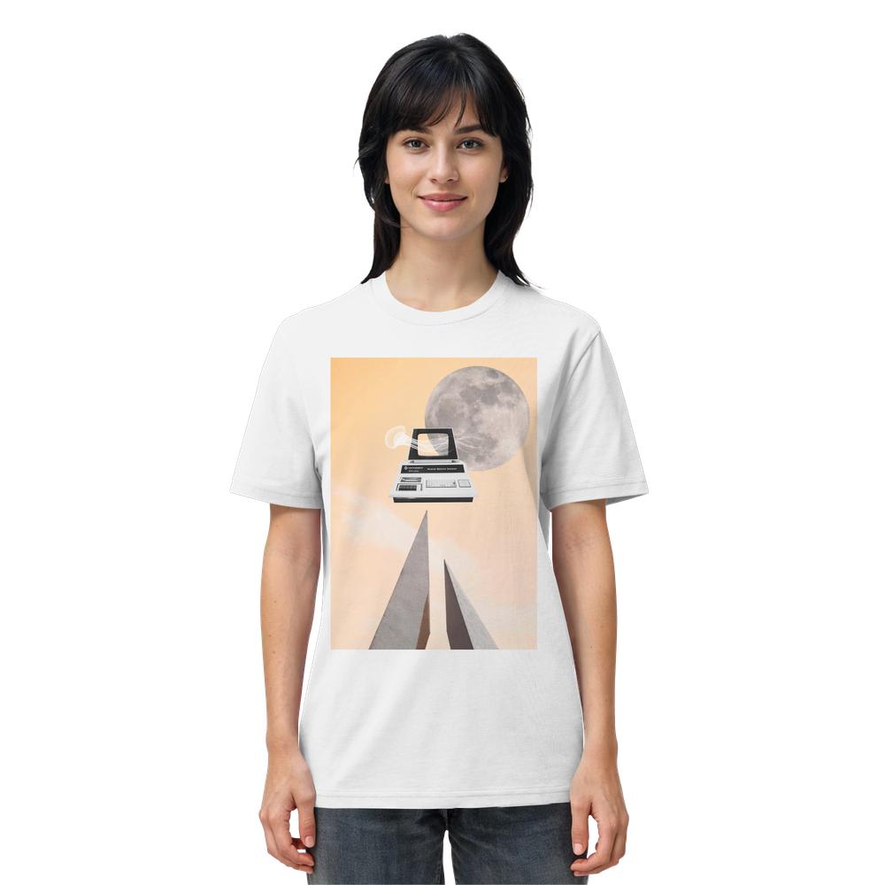Weißes Unisex-Shirt mit surrealem, retro-futuristischem Grafikdruck: Computer, Mond, Spires auf peachigem Hintergrund. Perfekt für Retro-Nerds, 100% Bio-Baumwolle.