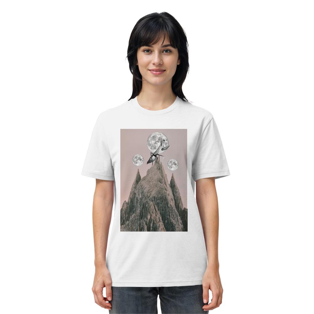 Person trägt das Vegan und Bio Unisex Shirt: Gottesanbeterin mit surrealem Berg- und Hirschmotiv, aus 100% Bio-Baumwolle, von RUDE REBEL, nachhaltige, vegane Mode.