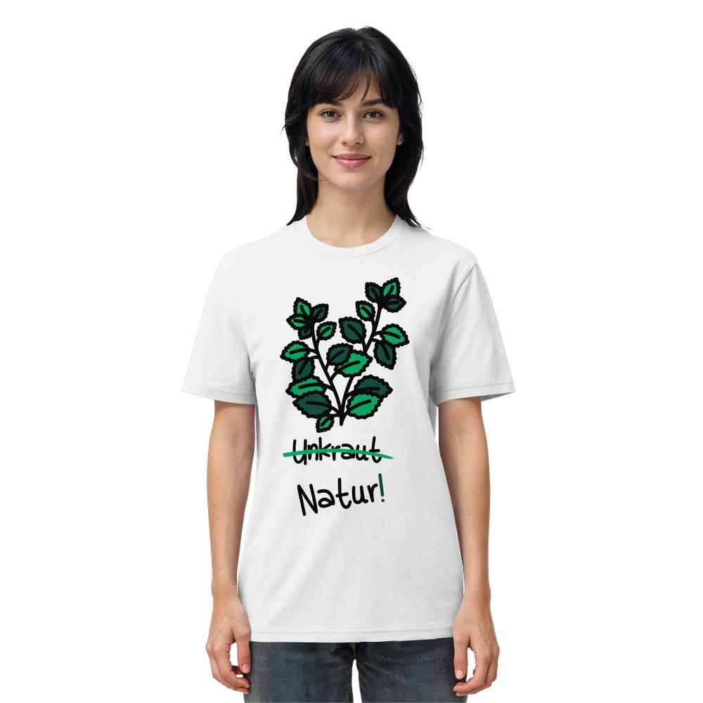 Junge Frau in weißem T-Shirt mit grünem Pflanzenmotiv und Schriftzug Unkraut durchgestrichen, darunter Natur!. Produkt: Vegan und Bio Unisex Shirt: Brennnessel - Naturschutz.