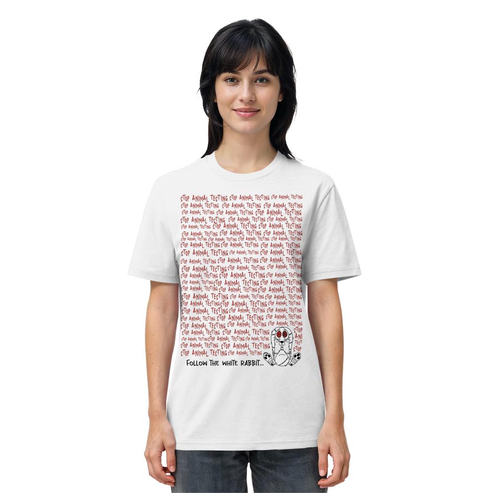 Modell trägt weißes T-Shirt mit rotem STOP ANIMAL TESTING-Schriftzug und Hasenzeichnung. Vegan und Bio Unisex Shirt: Follow the white rabbit and stop animal testing!