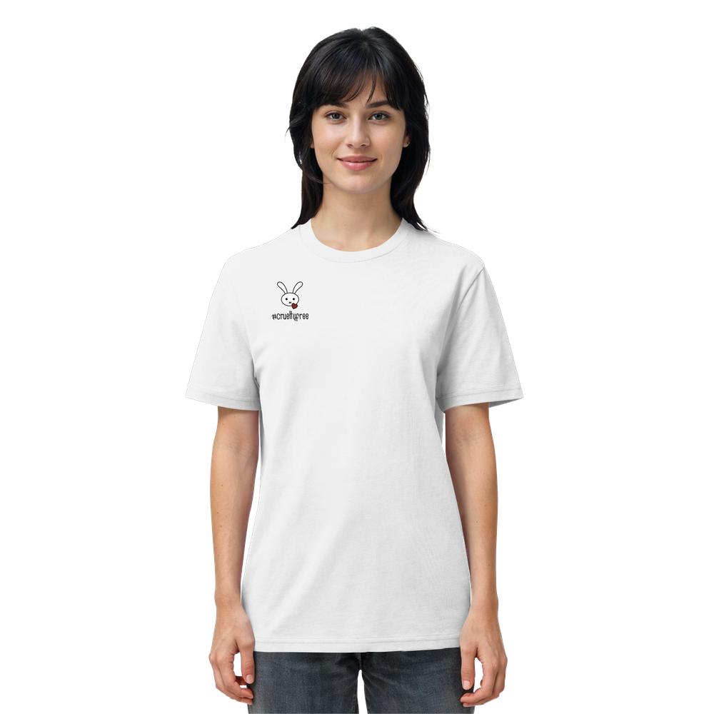 Junge Frau trägt das Vegan und Bio Unisex Shirt: Crueltyfree Bunny mit stilisiertem Hasenmotiv und Herz. Hergestellt aus 100% Bio-Baumwolle, betont Tierschutz.