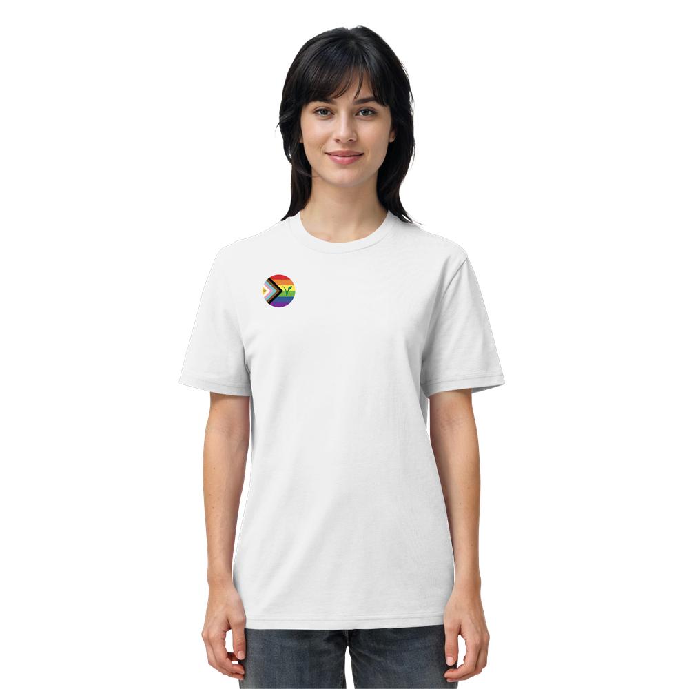 Person trägt ein weißes T-Shirt mit kleinem Progress Pride Emblem und Veganismus-V auf der Brust. Produkt: Vegan und Bio Unisex Shirt: LGBTQIA+ VEGAN.