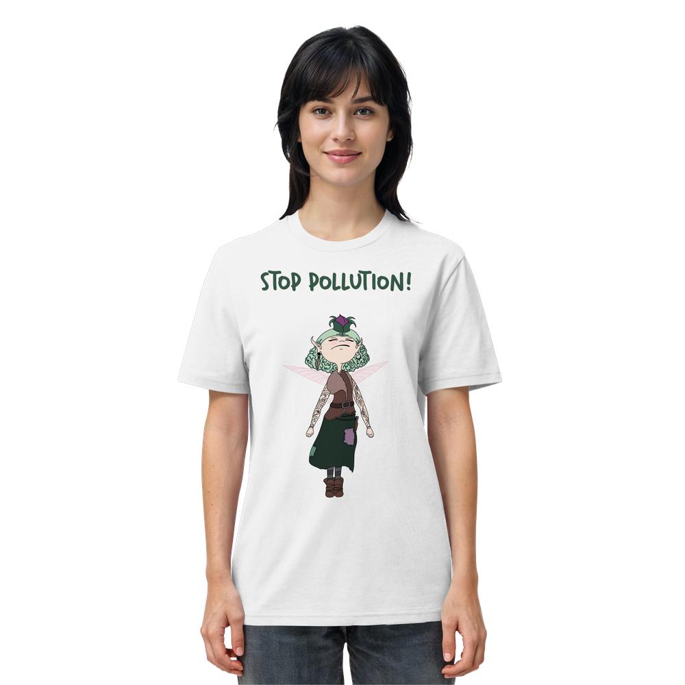 Frau trägt das Vegan und Bio Unisex Shirt: STOP POLLUTION! - Krawall Fee mit cartoonhaftem Feenmuster und Slogan. Hergestellt aus 100% Bio-Baumwolle.
