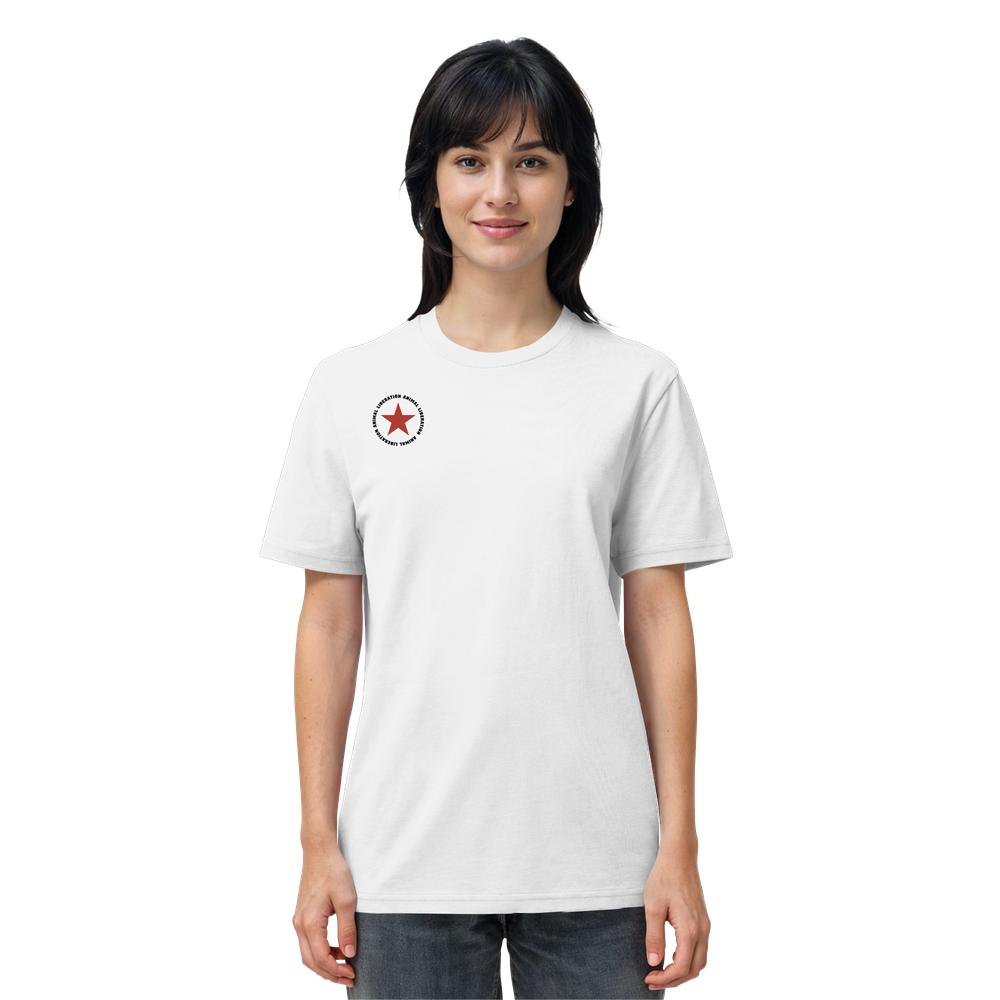 Junge Frau trägt das Vegan und Bio Unisex Shirt: Red Star - Animal Liberation mit kleinem roten Stern-Logo; aus 100% Bio-Baumwolle, rebellisches Design von RUDE REBEL.