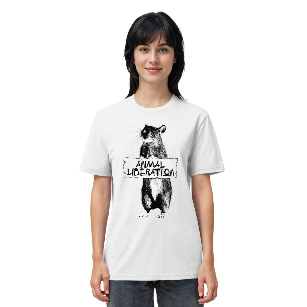 Person trägt das Vegan und Bio Unisex Shirt: Rat for Animal Liberation mit Rattenillustration und Schild, inspiriert von Banksy, auf einem schlichten, weißen Hintergrund.
