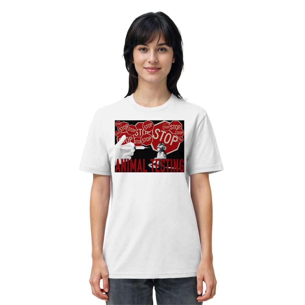Junge Frau trägt ein Bio-T-Shirt mit dem Design STOP ANIMAL TESTING!, das rote Stoppschilder, eine Pipette und ein Labortier zeigt.