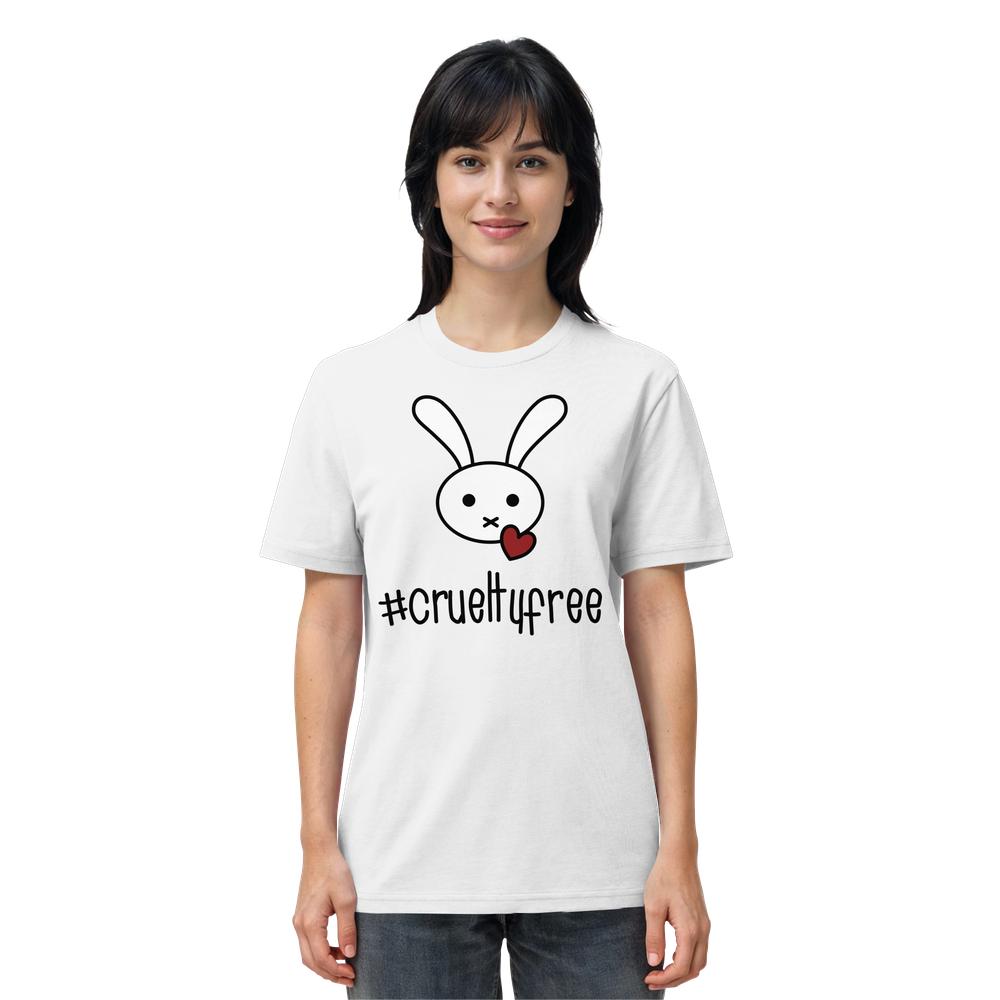Person trägt ein weißes Unisex-Shirt mit großem Cartoon-Hasen und kleinem Herz, darunter der Hashtag „#crueltyfree“. Nachhaltig aus Bio-Baumwolle, von RUDE REBEL.