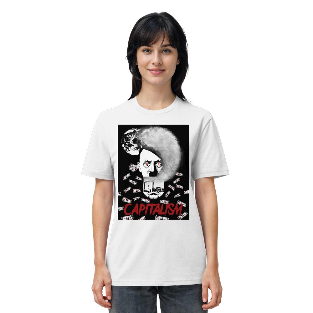 Frau trägt ein Unisex-Shirt Capitalism vs. Earth - The Money Game mit grafischem Design: bedrohliches Gesicht, rauchende Fabriken, Dollar-Scheine, roter Schriftzug CAPITALISM. Bio-Baumwolle, normale Passform.