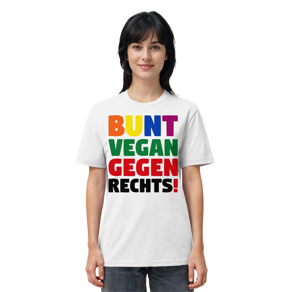 Junge Frau trägt das Vegan und Bio Unisex Shirt: BUNT, VEGAN und GEGEN RECHTS! mit Regenbogen-Aufdruck, betont Toleranz und Tier- sowie Menschenrechte. 100% Bio-Baumwolle.
