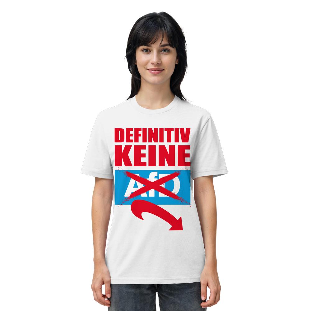 Frau trägt das Vegan und Bio Unisex Shirt: Gegen Rechts - Definitiv KEINE Alternative für Deutschland! mit rotem Anti-AfD-Slogan und durchgestrichenem AfD-Logo.