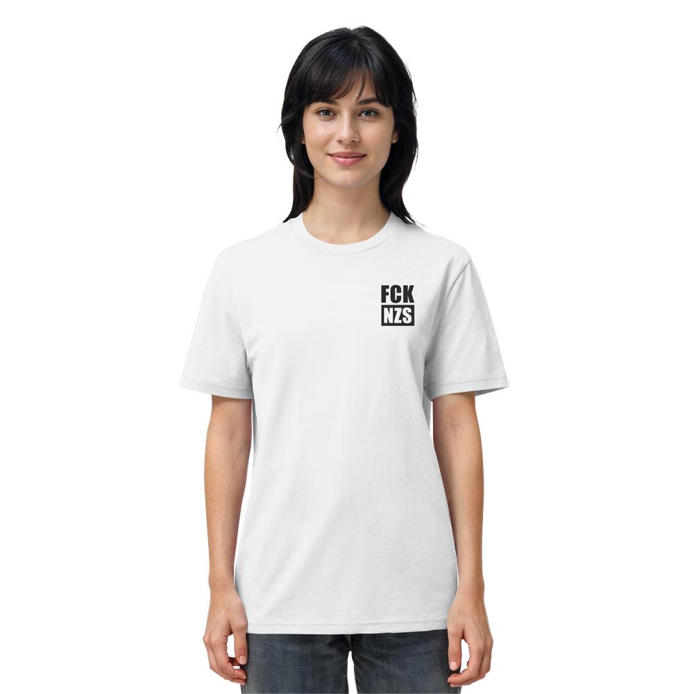 Person trägt ein Vegan und Bio Unisex Shirt bestickt: FCK NZS - Organic Shirt mit schwarzem Slogan auf weißem Hintergrund. Hergestellt aus 100% Bio-Baumwolle.
