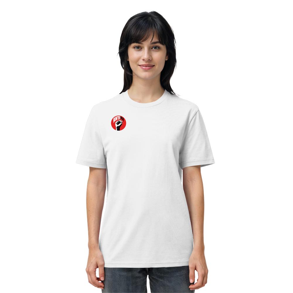 Person trägt ein weißes T-Shirt mit einem kleinen ANTIFA Logo auf der Brust. Vegan und Bio Unisex Shirt: Antifa - Gemeinsam gegen Rechts.