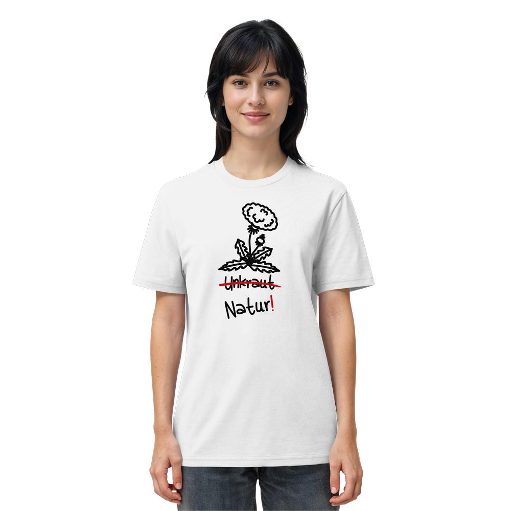 Frau trägt das vegane Bio Unisex Shirt Löwenzahn mit schwarzer Löwenzahnzeichnung, roter Korrektur von Unkraut zu Natur! in handschriftlichem Stil, aus 100% Bio-Baumwolle.