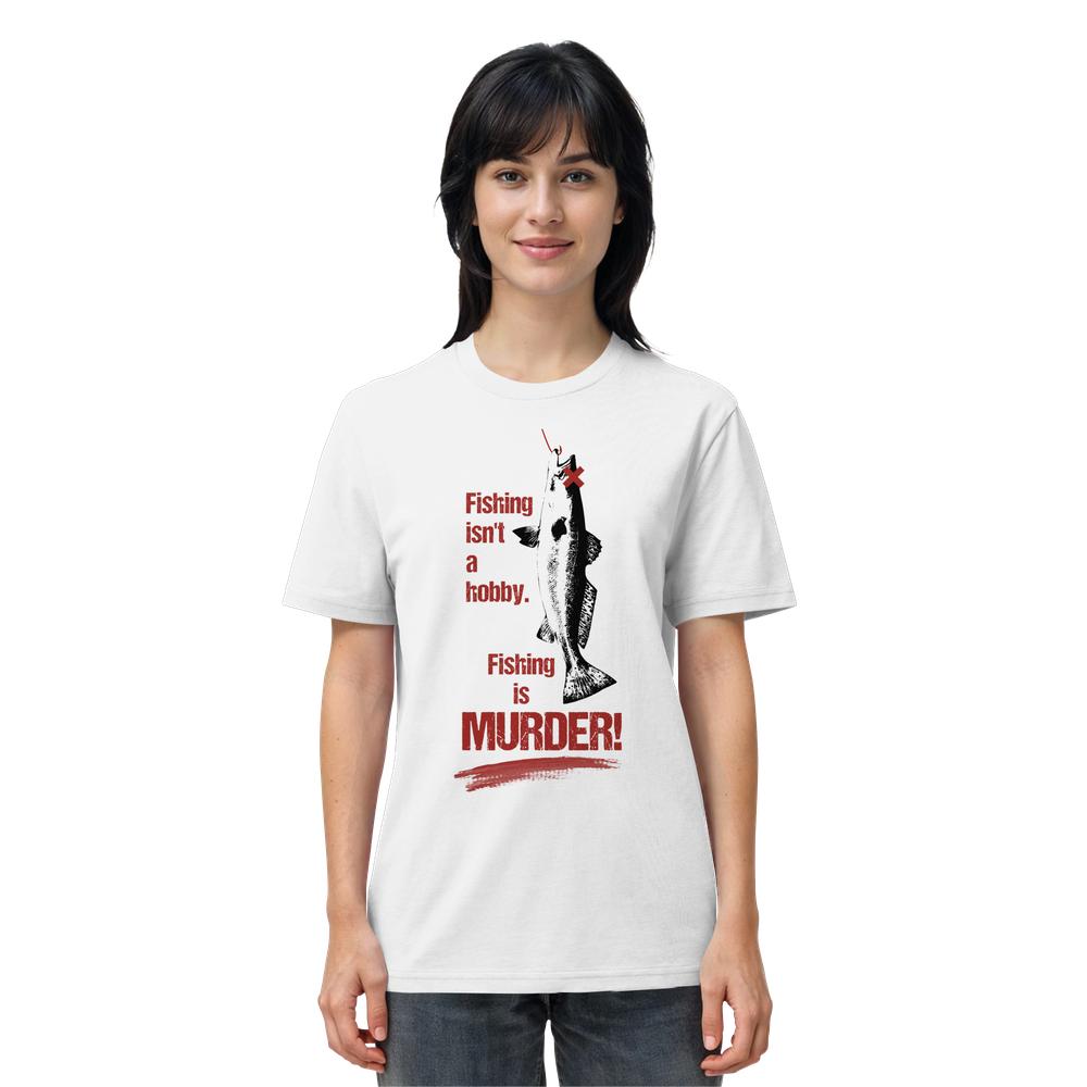 Junge Frau trägt ein weißes T-Shirt mit der Aufschrift „Fishing is MURDER!“ und einem grafischen Fischmotiv, passend zum veganen und nachhaltigen Stil von RUDE REBEL.