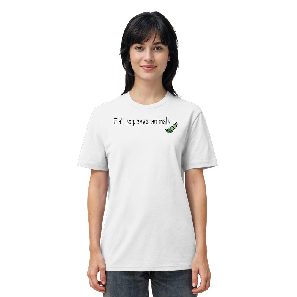 Person trägt ein weißes T-Shirt mit dem Aufdruck Eat soy, save animals und einer kleinen Edamame-Illustration, passend zum veganen, nachhaltigen Konzept von RUDE REBEL.