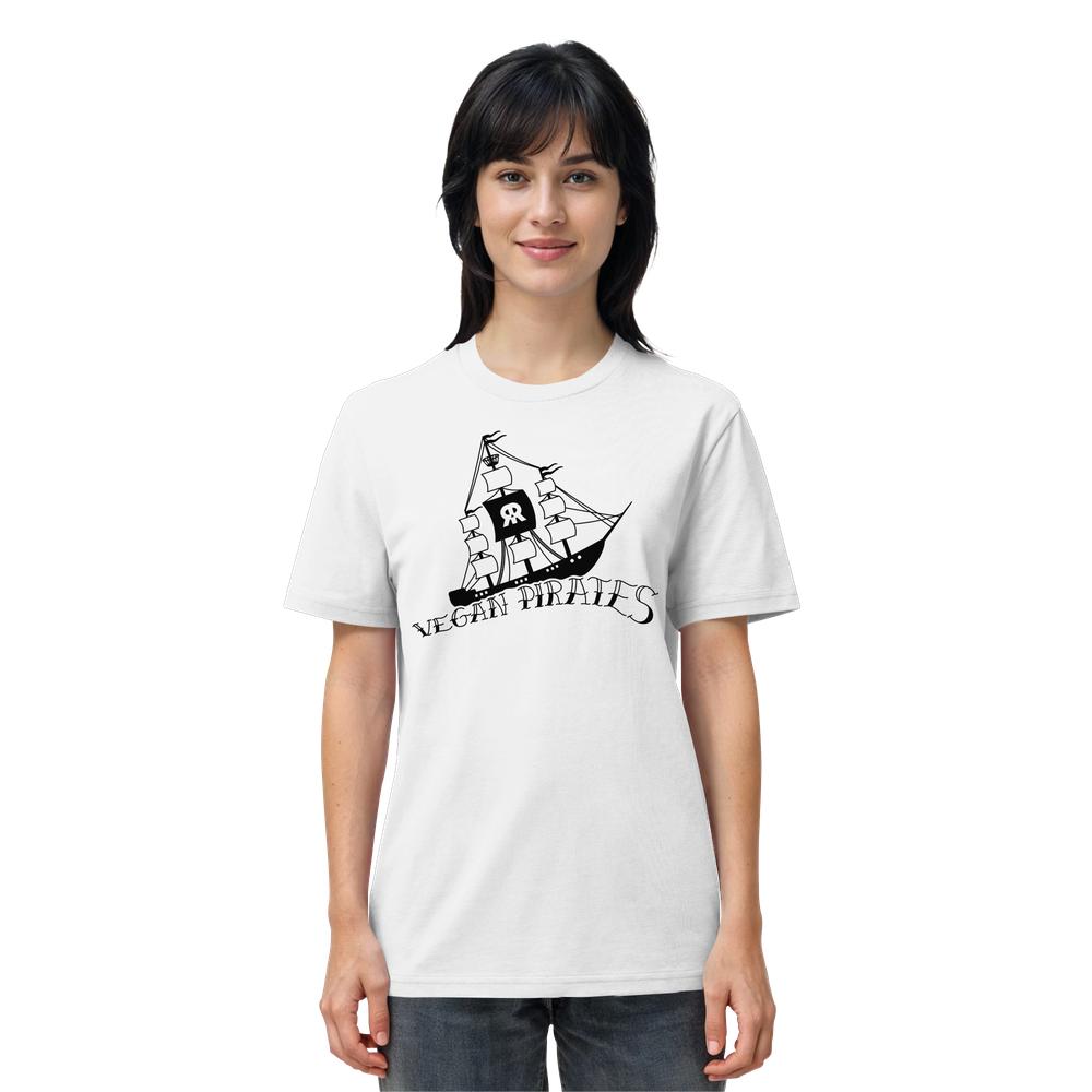 Person trägt das Vegan und Bio Unisex Shirt: Vegan Pirates, mit schwarzem Segelschiff-Motiv und VEGAN PIRATES Schriftzug auf weißem Hintergrund, aus 100% Bio-Baumwolle.