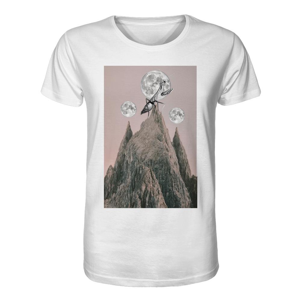 Vegan und Bio Unisex Shirt: Gottesanbeterin, zeigt surrealen Berggipfel mit riesiger Ameise und drei Monden, aus 100% Bio-Baumwolle, normale Passform, rebellisches Design.