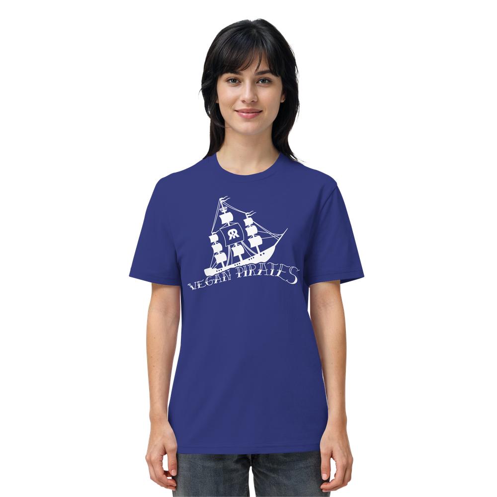 Frau trägt royalblaues T-Shirt mit weißem Piratenschiff und VEGAN PIRATES-Schriftzug. Produkt: Vegan und Bio Unisex Shirt: Vegan Pirates, aus 100% Bio-Baumwolle.