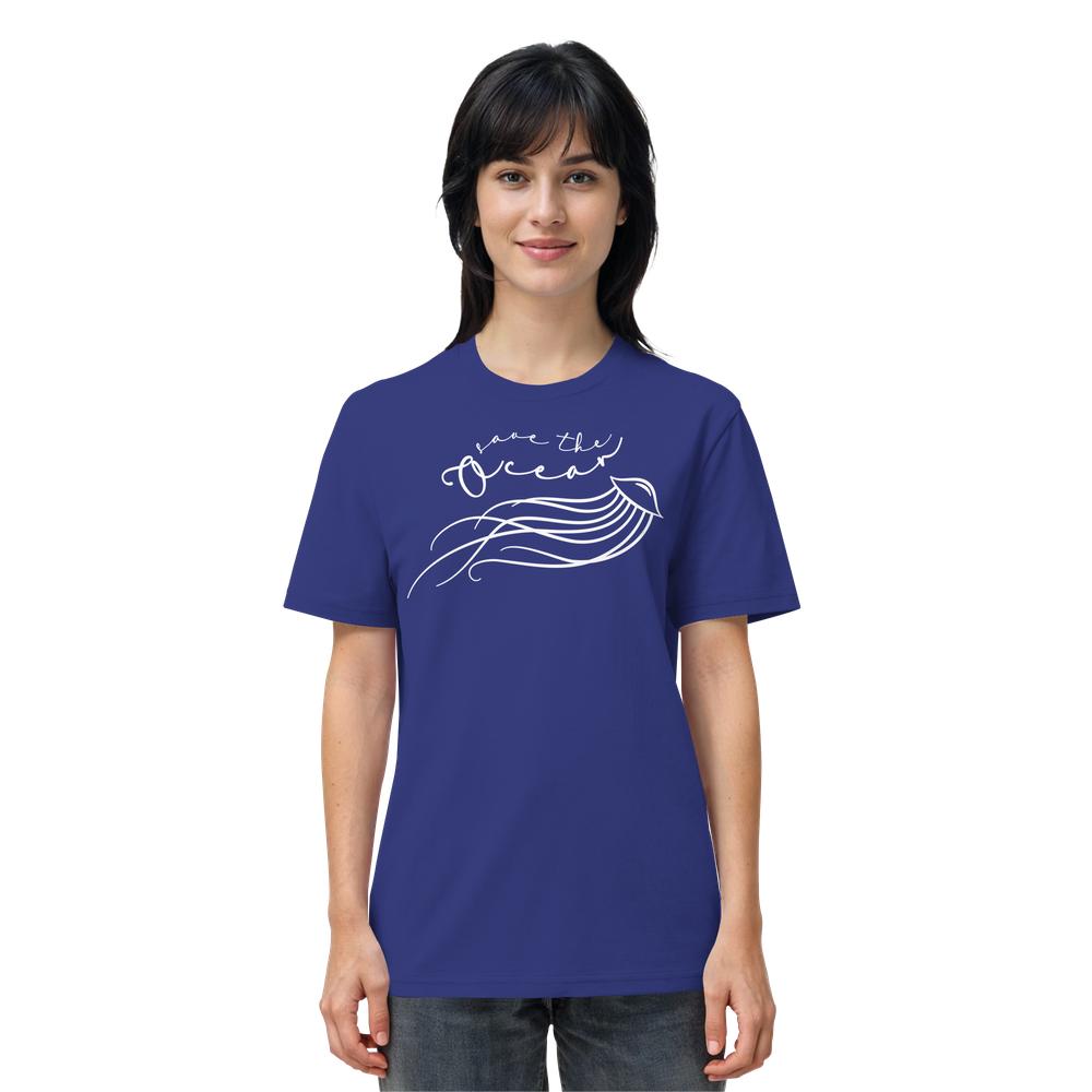 Person trägt ein royalblaues, veganes Bio-Unisex-Shirt mit der Aufschrift „Save the Ocean“ und einem stilisierten Quallendesign. Nachhaltige Mode von RUDE REBEL.