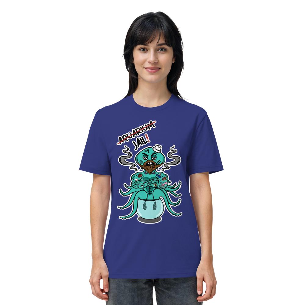 Frau trägt königsblaues T-Shirt mit Cartoon-Oktopus und Aquarium=Jail!-Schriftzug, passend zu RUDE REBELs veganer, nachhaltiger Ethik.