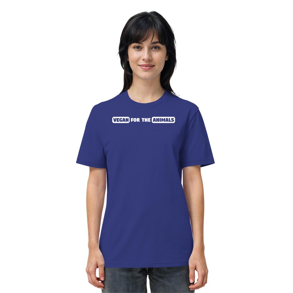 Person trägt ein blaues, kurzärmliges T-Shirt mit dem Slogan VEGAN FOR THE ANIMALS, vegan und nachhaltig von RUDE REBEL, aus 100 % Bio-Baumwolle.