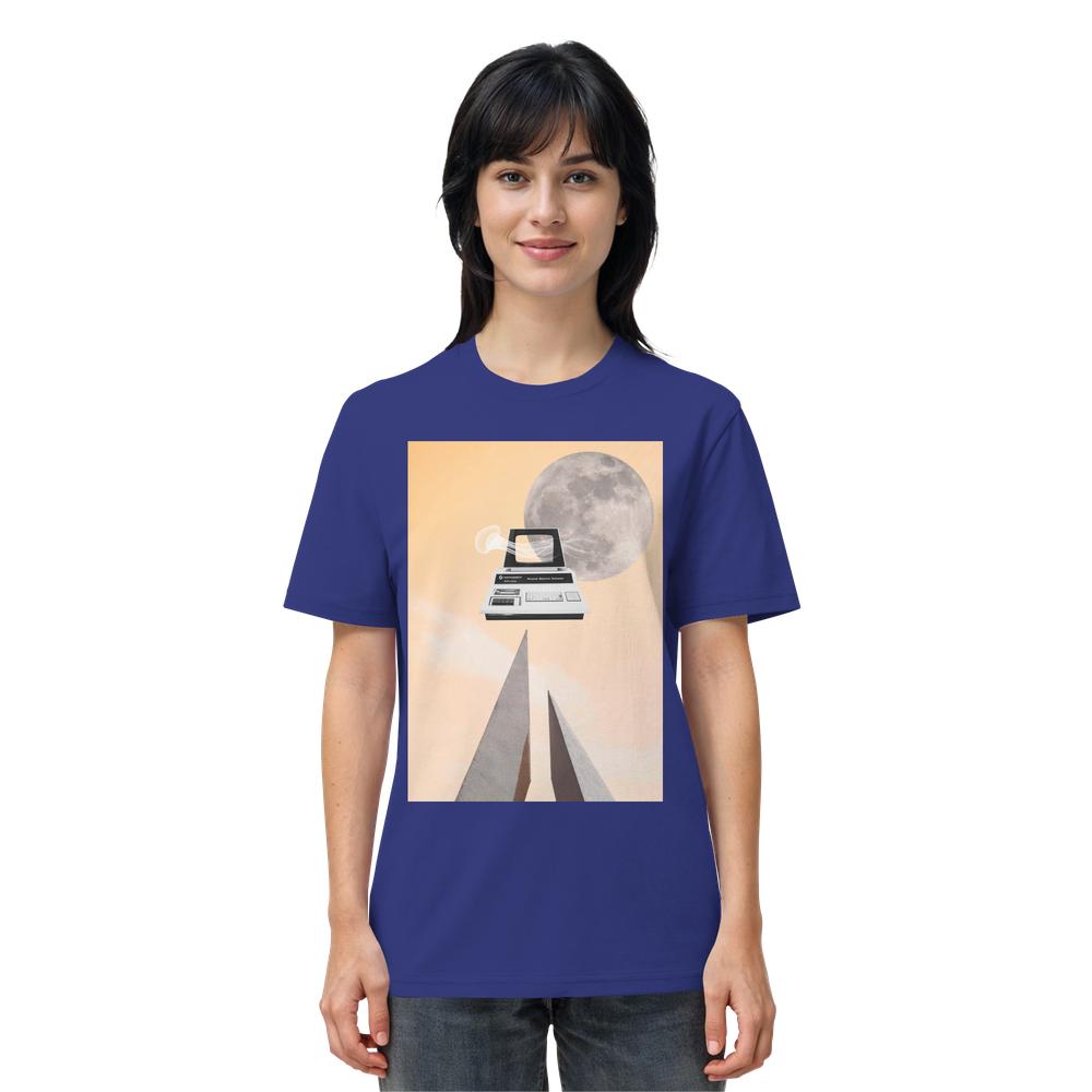 Frau trägt das Vegan und Bio Unisex Shirt: Retro Nerd mit Grafik eines schwebenden Vintage-PCs vor zwei Monolithen und Vollmond, auf 100% Bio-Baumwolle.
