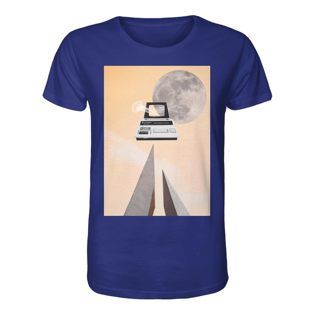 Unisex-Shirt aus Bio-Baumwolle mit Retro-Nerd-Design: Stilisiertes Computermotiv über zwei Spieren und Vollmond, symbolisiert Technik und Natur im Einklang. Markenname: RUDE REBEL.