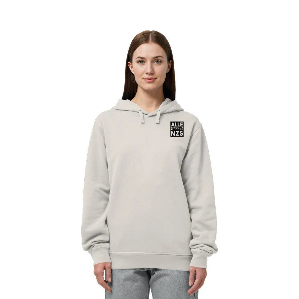 Hellbeiger Hoodie am Modell, Kapuze mit Kordelzug und Frontprint