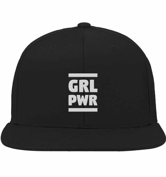Vegan und Bio Snapback Cap: GIRL POWER mit feministischer Botschaft, schwarze Kappe mit weißem Text, aus 100% Bio-Baumwolle, größenverstellbar und umweltfreundlich produziert.