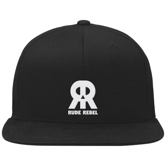 Vegan und Bio Snapback Cap: RUDE REBEL Skull mit stilisiertem RR-Logo und RUDE REBEL-Schriftzug auf der Vorderseite, aus 100% Bio-Baumwolle, größenverstellbar.