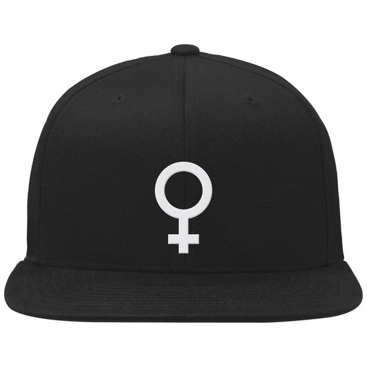 Schwarze Snapback-Cap mit flachem Schirm, bedruckt mit weißem Venussymbol, symbolisiert den feministischen Kampf. Hergestellt aus 100% Bio-Baumwolle.