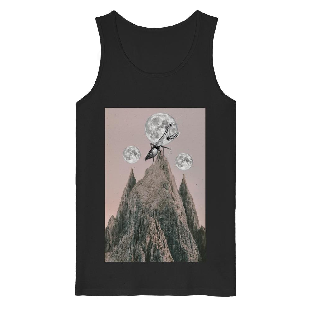Vegan und Bio Tank Top: Gottesanbeterin mit surrealem Grafikdruck eines betenden Insekts auf Berggipfel, umgeben von drei Monden. Hergestellt aus 100% Bio-Baumwolle.