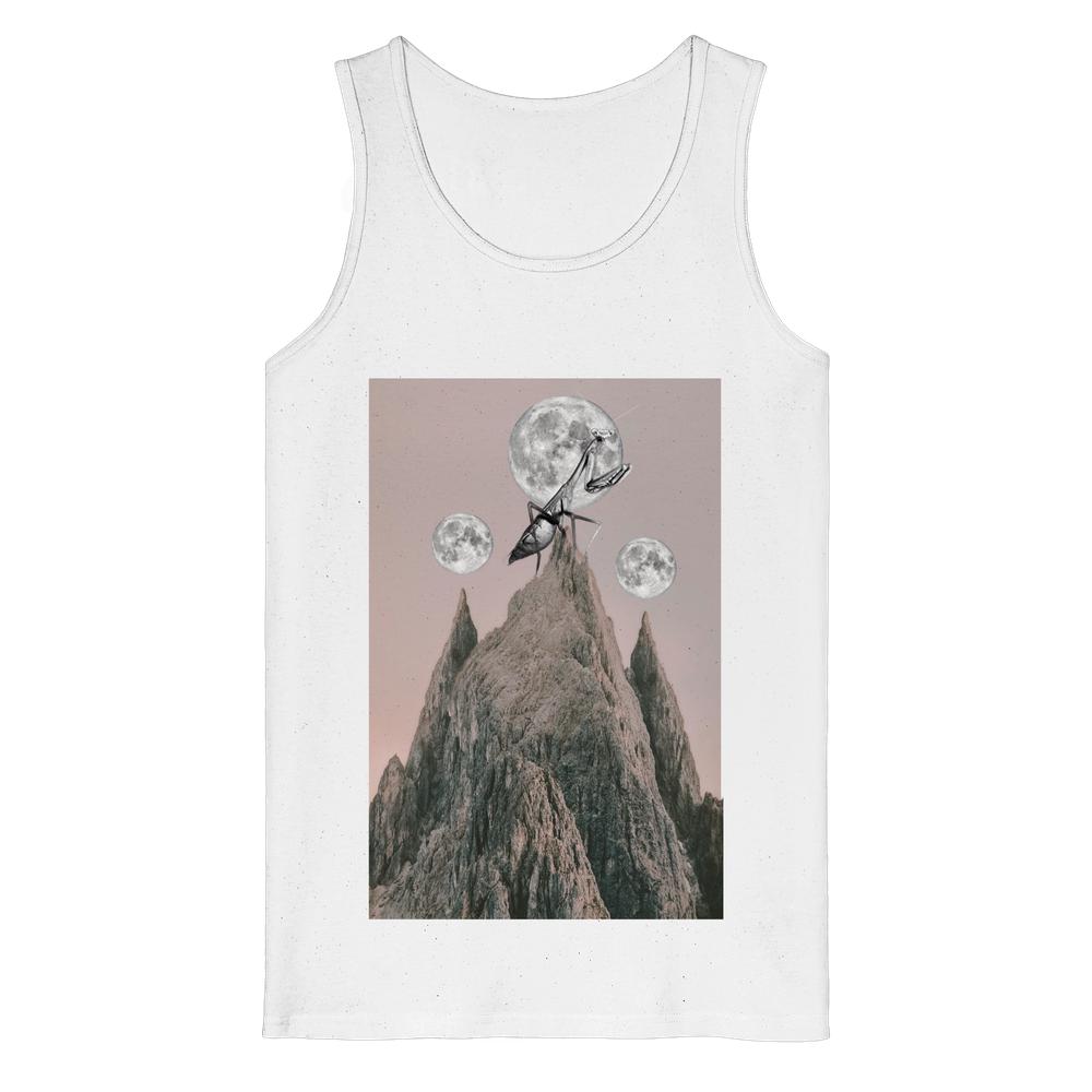 Vegan und Bio Tank Top: Gottesanbeterin mit surrealistischem Print eines Insekts auf Berggipfel, das den Mond hält. Hergestellt aus 100% Bio-Baumwolle.