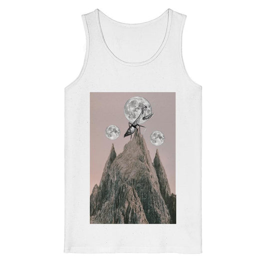 Vegan und Bio Tank Top: Gottesanbeterin mit surrealistischem Print eines Insekts auf Berggipfel, das den Mond hält. Hergestellt aus 100% Bio-Baumwolle.