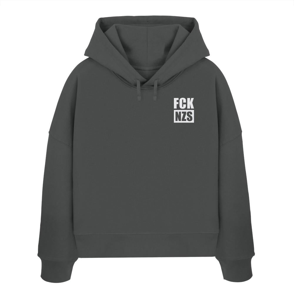 Dunkelgrauer Hoodie mit dem Aufdruck “FCK NZS” auf der Brust; Bio-Baumwolle, reguläre Passform, doppellagige Kapuze.