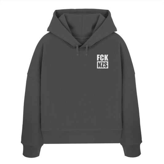 Dunkelgrauer Hoodie mit dem Aufdruck “FCK NZS” auf der Brust; Bio-Baumwolle, reguläre Passform, doppellagige Kapuze.