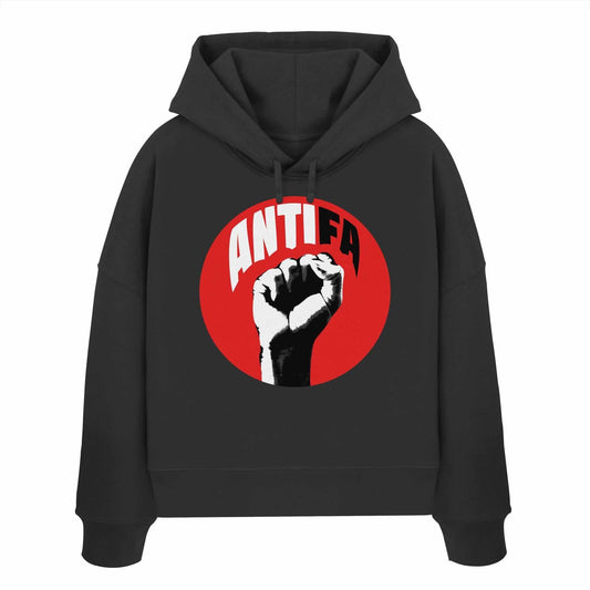 Vegan und Bio Crop Hoodie: Antifa - Kampf gegen Rechts, schwarzer Hoodie mit rotem Kreis und erhobener Faust als rebellisches Design, aus 100% Bio-Baumwolle.