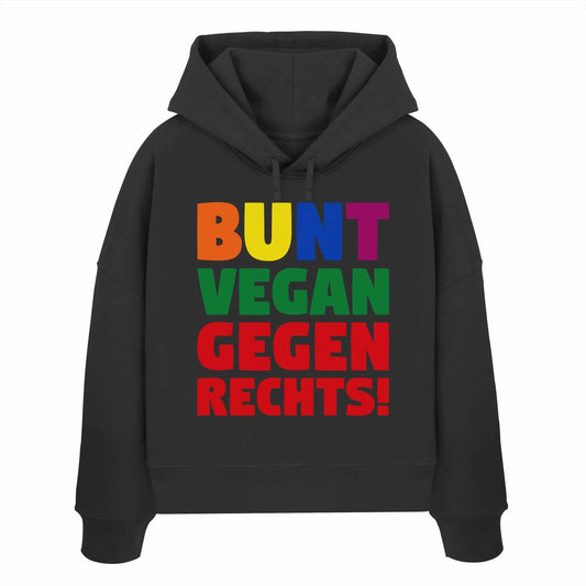 Vegan und Bio Crop Hoodie mit dem Schriftzug BUNT, VEGAN und GEGEN RECHTS!, inspiriert von Toleranz und Nächstenliebe, auf schwarzem Hintergrund.