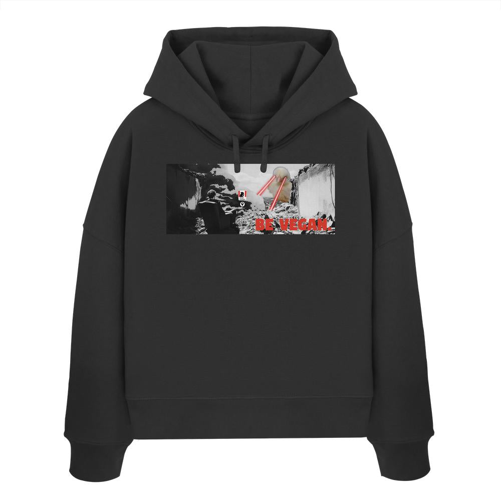 Schwarzer Hoodie mit Grafik BE VEGAN, zeigt zerstörte Stadt, Figur im Sessel und Schaf mit Laseraugen. Hergestellt aus 100% Bio-Baumwolle.