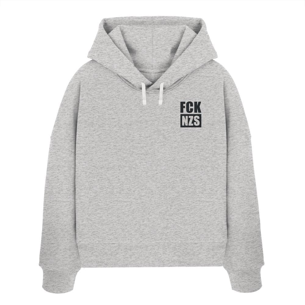 Vegan und Bio Crop Hoodie bestickt: FCK NZS - Damen-Organic-Boxcut-Hoodie mit Kängurutasche, doppellagiger Kapuze und rebellischem Anti-Nazi-Statement, aus 100% Bio-Baumwolle.